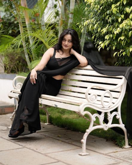 mansi naik, marathi actress mansi naik, mansi naik photos, mansi naik saree look, mansi naik black saree photoshoot, mansi naik hot