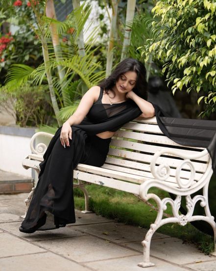 mansi naik, marathi actress mansi naik, mansi naik photos, mansi naik saree look, mansi naik black saree photoshoot, mansi naik hot