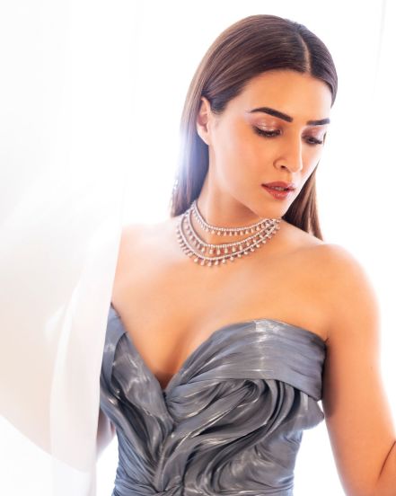 kriti sanon, iifa 2024 look, kriti sanon latest glamrous look, kriti sanon bold look