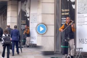 Street in London Man plays Mohabbatein tune