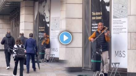 Street in London Man plays Mohabbatein tune