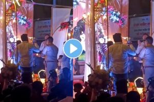 Pune video Police Honored with Aarti During Ganeshotsav