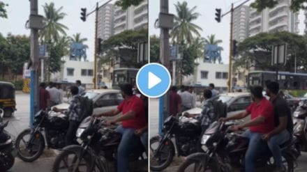 Pune Video A crowd of Punekars to see the fight on the street