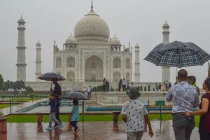 Water leakage in main dome of Taj Mahal