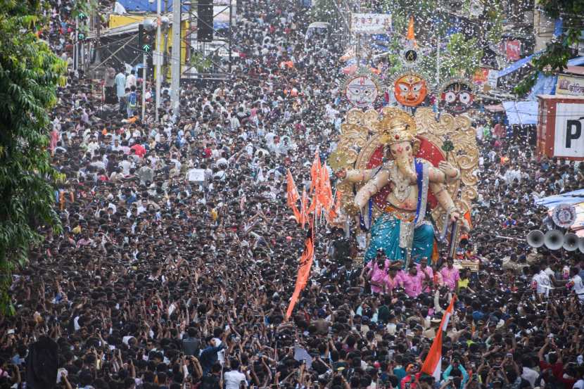 Ganeshotsav 2024 latest Photos ganpati bappa travel from mumbai to surat by train on mumbai central staion see photos 