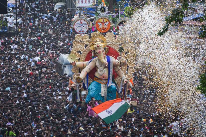 Ganeshotsav 2024 latest Photos ganpati bappa travel from mumbai to surat by train on mumbai central staion see photos 