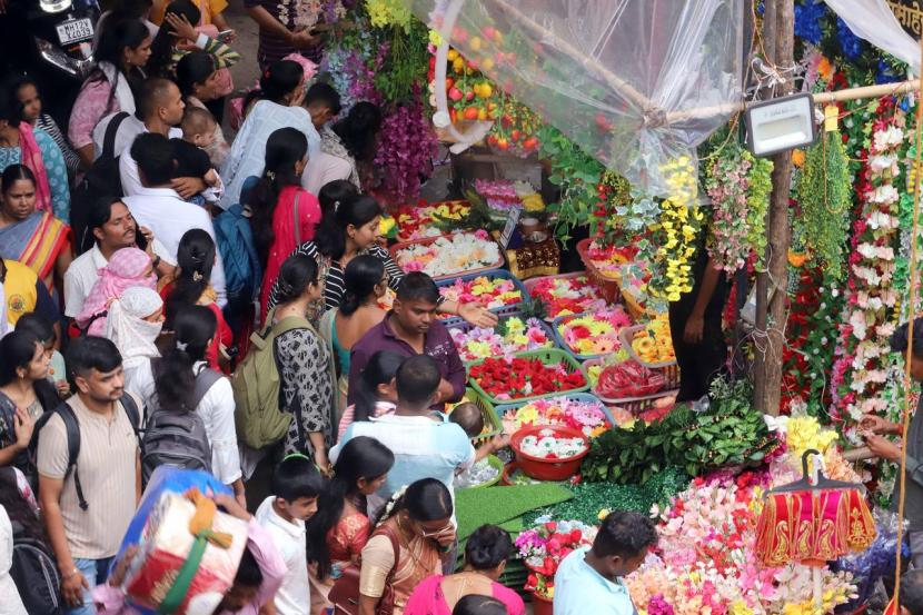 Ganeshotsav 2024 latest Photos ganpati bappa travel from mumbai to surat by train on mumbai central staion see photos