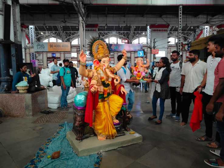 Ganeshotsav 2024 latest Photos ganpati bappa travel from mumbai to surat by train on mumbai central staion see photos