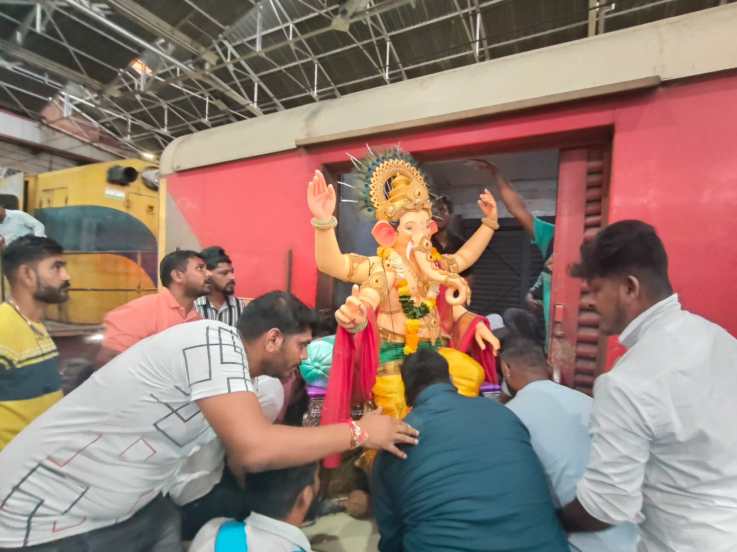 Ganeshotsav 2024 latest Photos ganpati bappa travel from mumbai to surat by train on mumbai central staion see photos