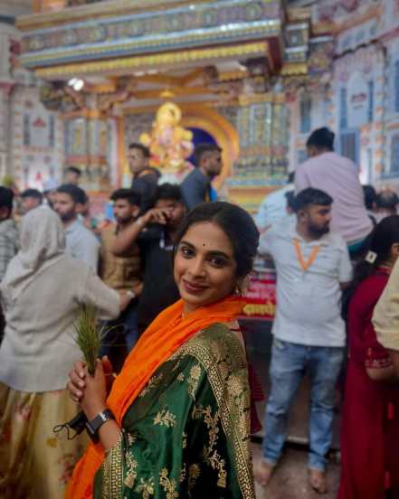 Marathi actress Amruta dhongade visit dagdusheth halwai Ganpati, Marathi actress Amruta dhongade dagdusheth halwai Ganpati darshan