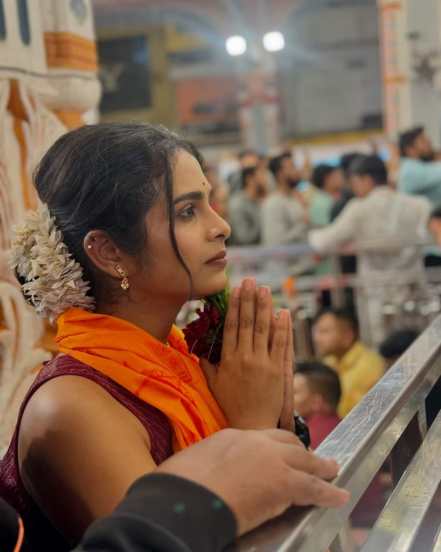 Marathi actress Amruta dhongade visit dagdusheth halwai Ganpati, Marathi actress Amruta dhongade dagdusheth halwai Ganpati darshan