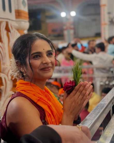 Marathi actress Amruta dhongade visit dagdusheth halwai Ganpati, Marathi actress Amruta dhongade dagdusheth halwai Ganpati darshan