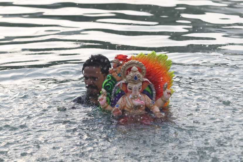 Gauri Ganpati immersion photos in mumbai