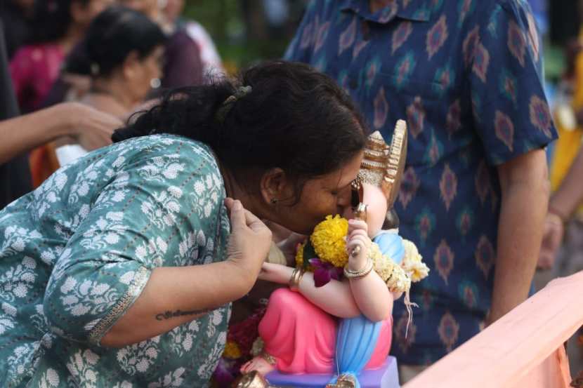 Gauri Ganpati immersion photos in mumbai