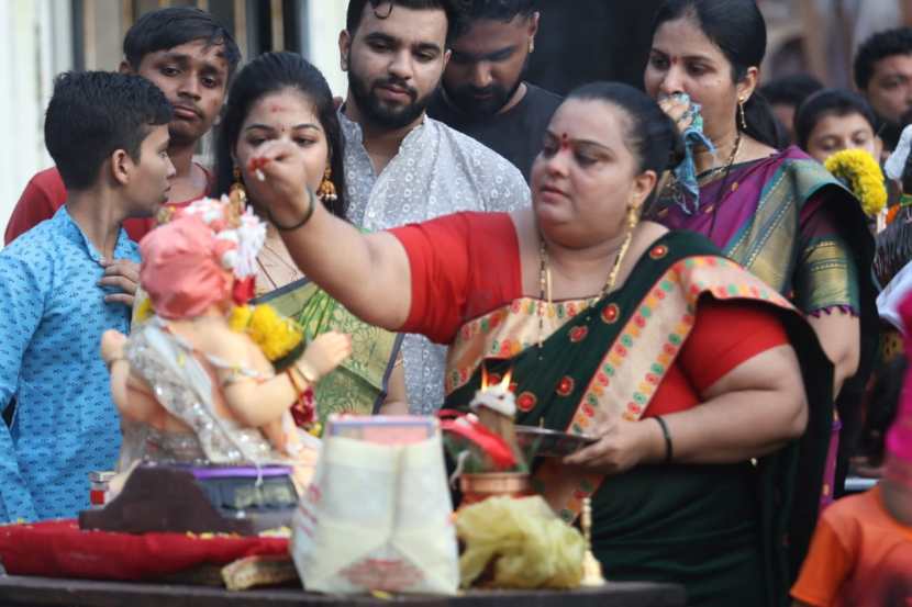 Gauri Ganpati immersion photos in mumbai