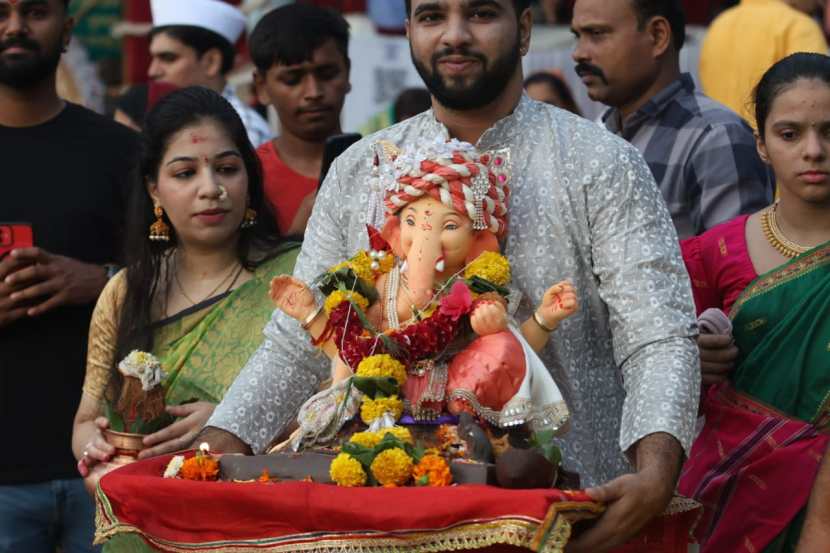 Gauri Ganpati immersion photos in mumbai