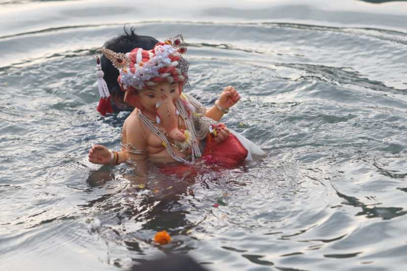 Gauri Ganpati immersion photos in mumbai