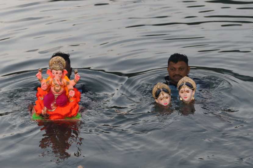 Gauri Ganpati immersion photos in mumbai