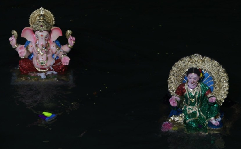 Gauri Ganpati immersion photos in mumbai