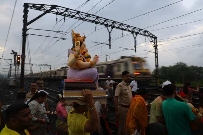 Gauri Ganpati immersion photos in mumbai