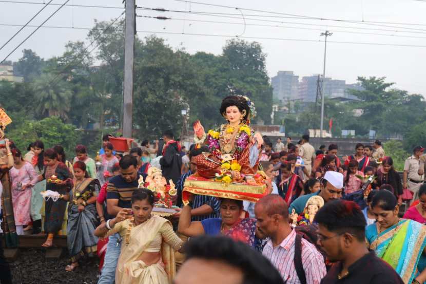 Gauri Ganpati immersion photos in mumbai