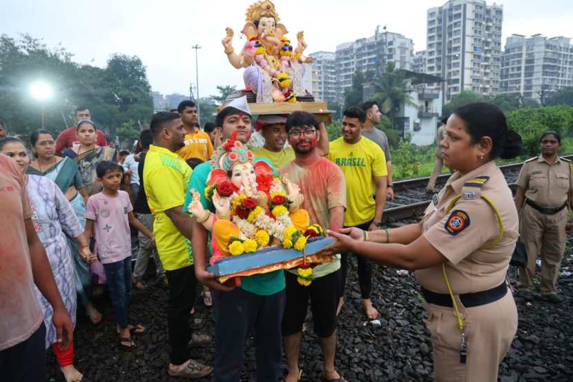 Gauri Ganpati immersion photos in mumbai