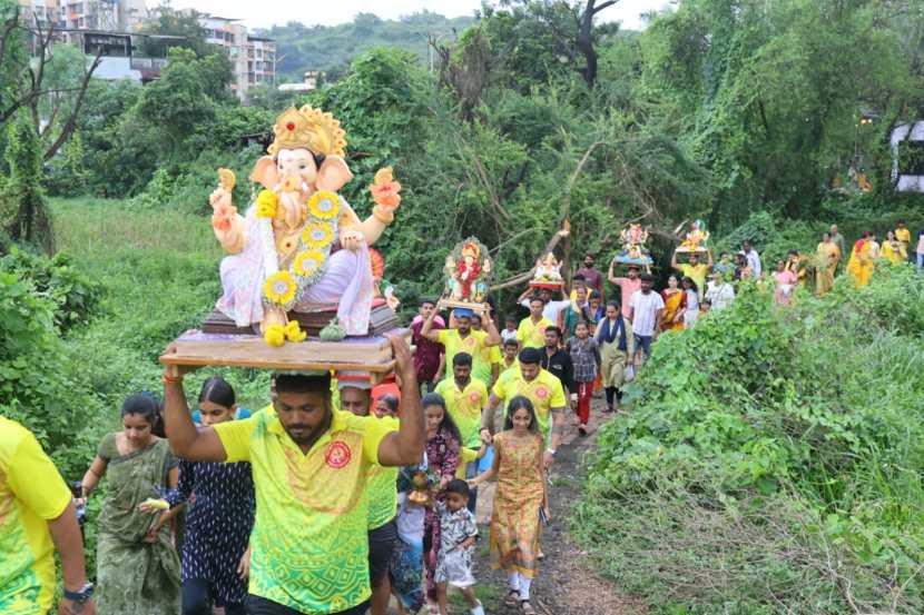 Gauri Ganpati immersion photos in mumbai