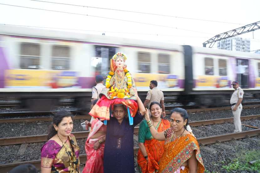 Gauri Ganpati immersion photos in mumbai