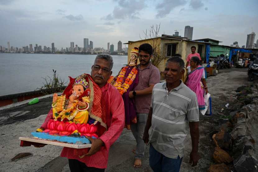 Gauri Ganpati immersion photos in mumbai