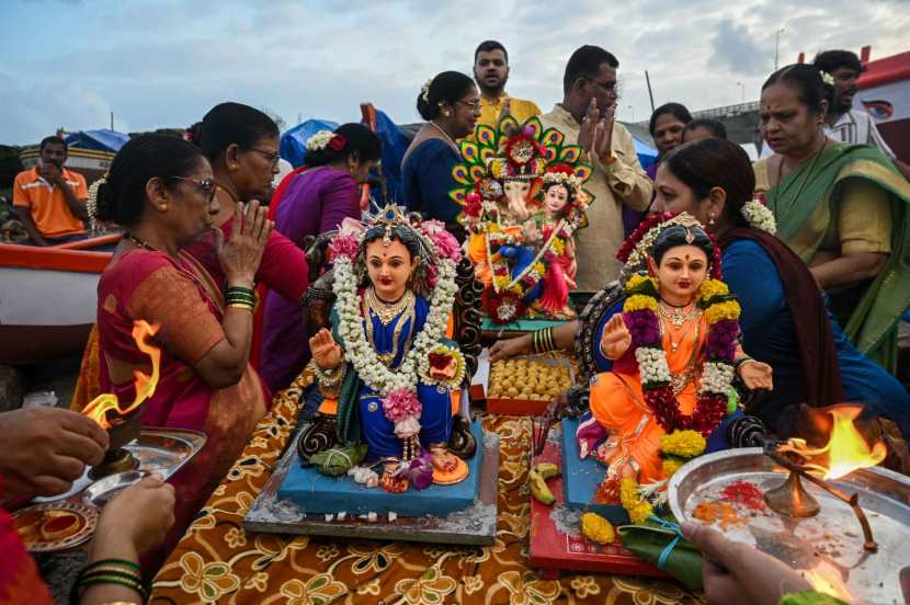 Gauri Ganpati immersion photos in mumbai