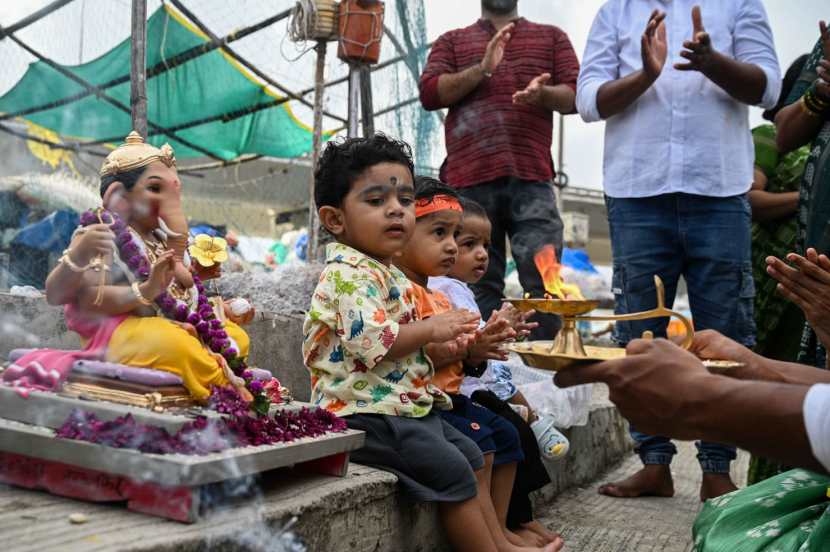 Gauri Ganpati immersion photos in mumbai