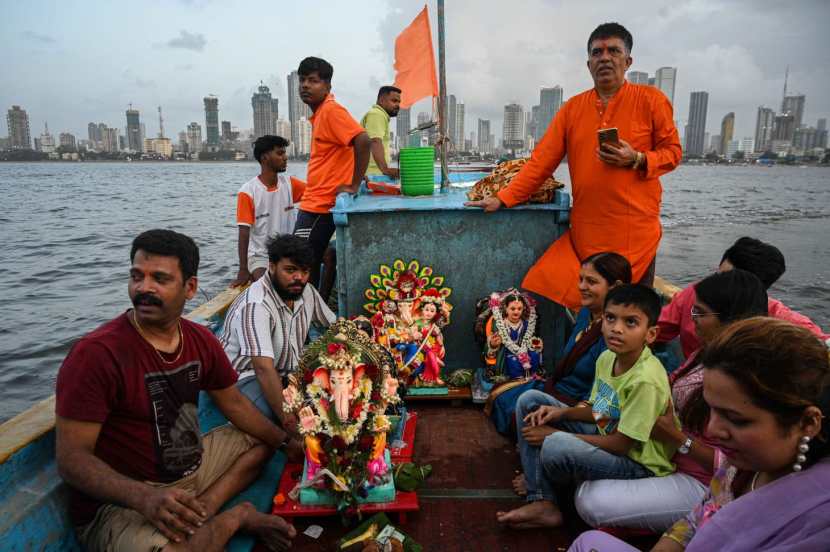 Gauri Ganpati immersion photos in mumbai