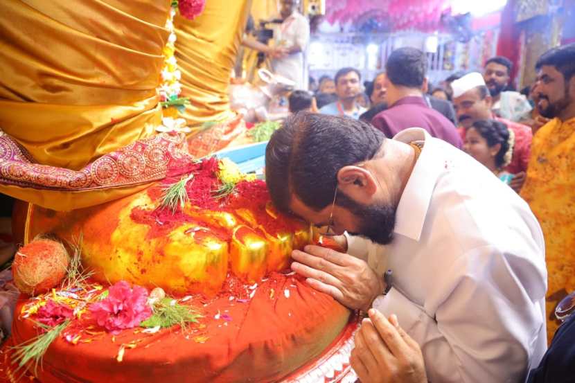 cm eknath shinde lalbaugcha raja darshan photos 2024