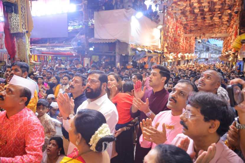 cm eknath shinde lalbaugcha raja darshan photos 2024