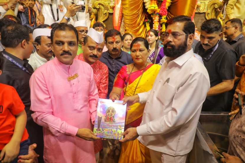 cm eknath shinde lalbaugcha raja darshan photos 2024