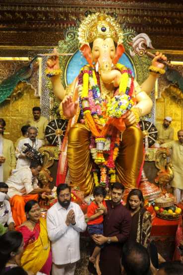 cm eknath shinde lalbaugcha raja darshan photos 2024