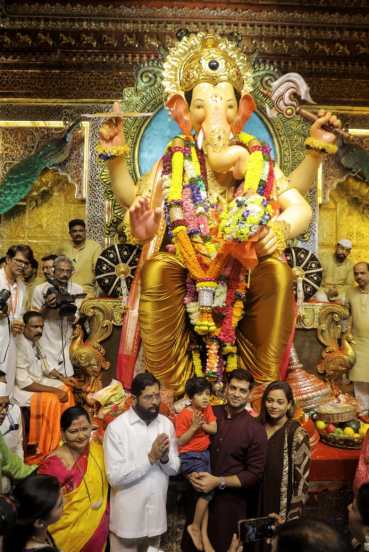 cm eknath shinde lalbaugcha raja darshan photos 2024