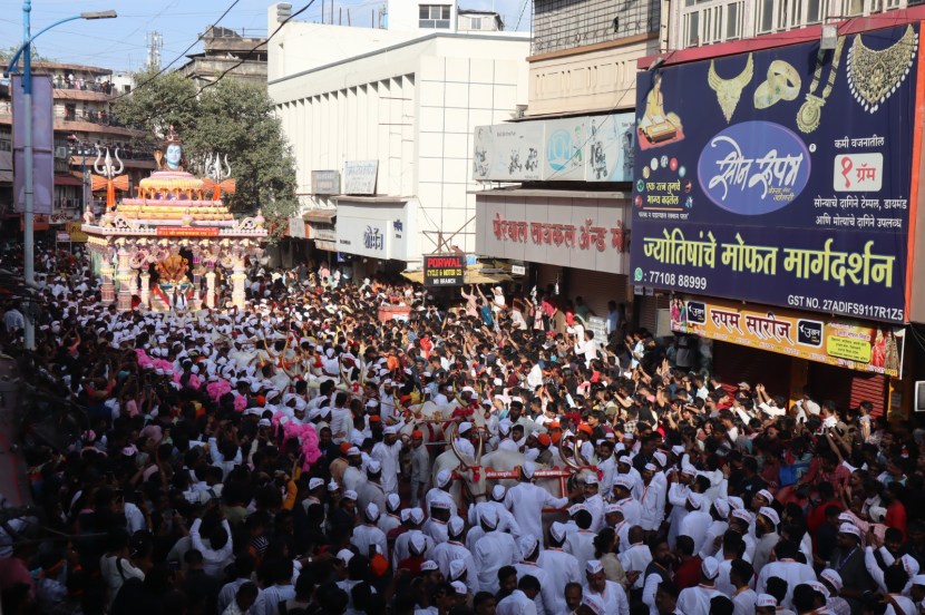 Ganesh Visarjan 2024, ganesh visrajan photos pune mumbai, ganpati visarjan pictures