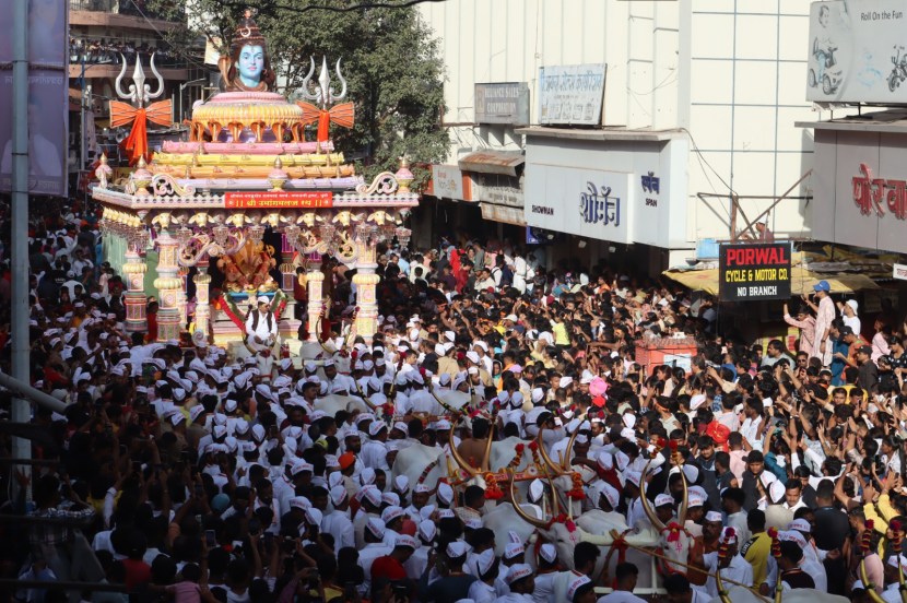 Ganesh Visarjan 2024, ganesh visrajan photos pune mumbai, ganpati visarjan pictures