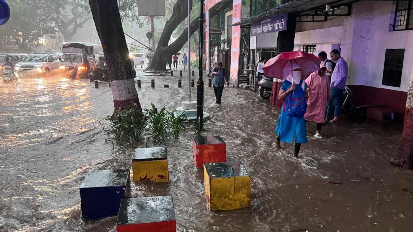 pune heavy rain today, pune rain news today, Heavy to heavy rains and flooding at JM road pune