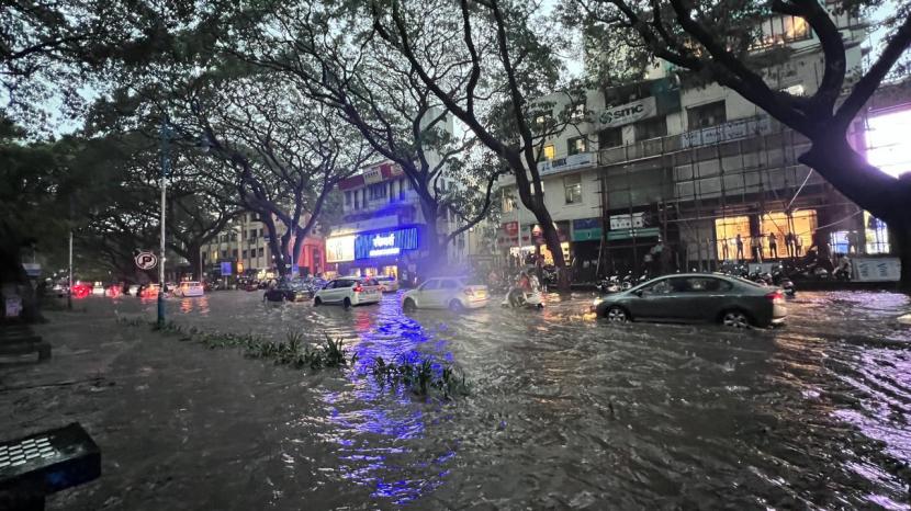 pune heavy rain today, pune rain news today, Heavy to heavy rains and flooding at JM road pune