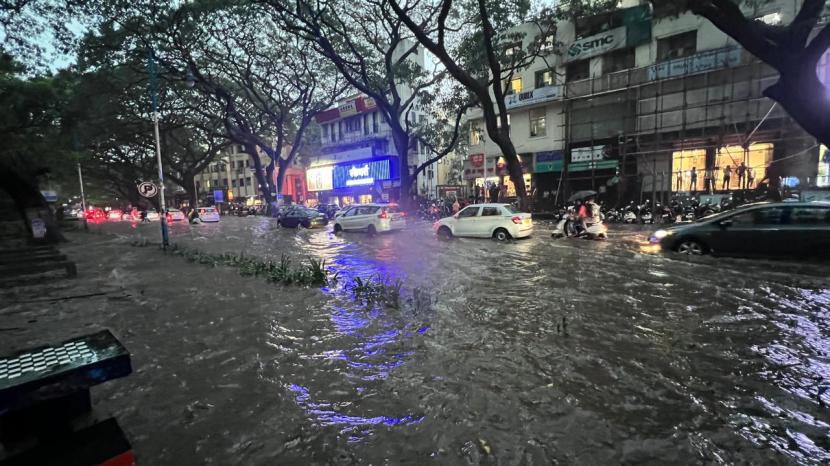 pune heavy rain today, pune rain news today, Heavy to heavy rains and flooding at JM road pune