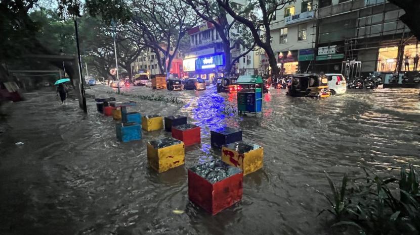 pune heavy rain today, pune rain news today, Heavy to heavy rains and flooding at JM road pune