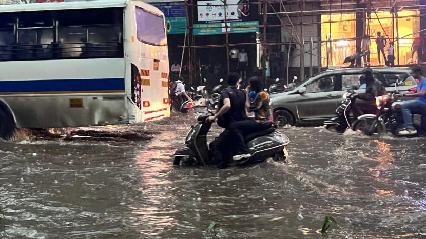 pune heavy rain today, pune rain news today, Heavy to heavy rains and flooding at JM road pune