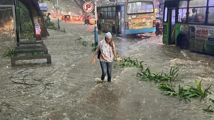 pune heavy rain today, pune rain news today, Heavy to heavy rains and flooding at JM road pune