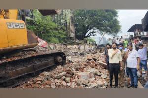 Action on encroachments in development plan near Durgadi Fort in Kalyan