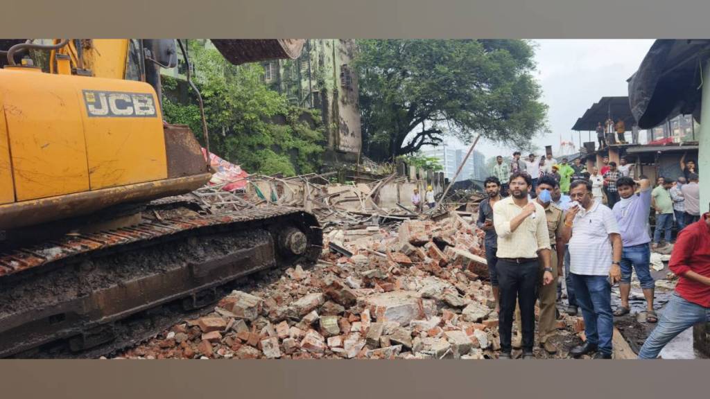 Action on encroachments in development plan near Durgadi Fort in Kalyan