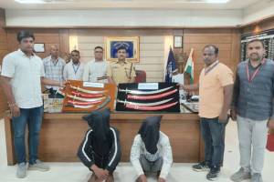 dhule police arrest two for carrying swords and choppers with intention to create terror