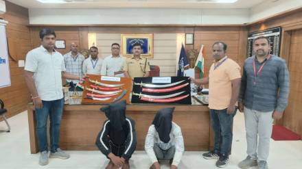 dhule police arrest two for carrying swords and choppers with intention to create terror