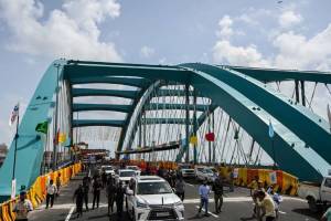 cm eknath shinde inaugurates bow string’ arch bridge connecting coastal road sea link